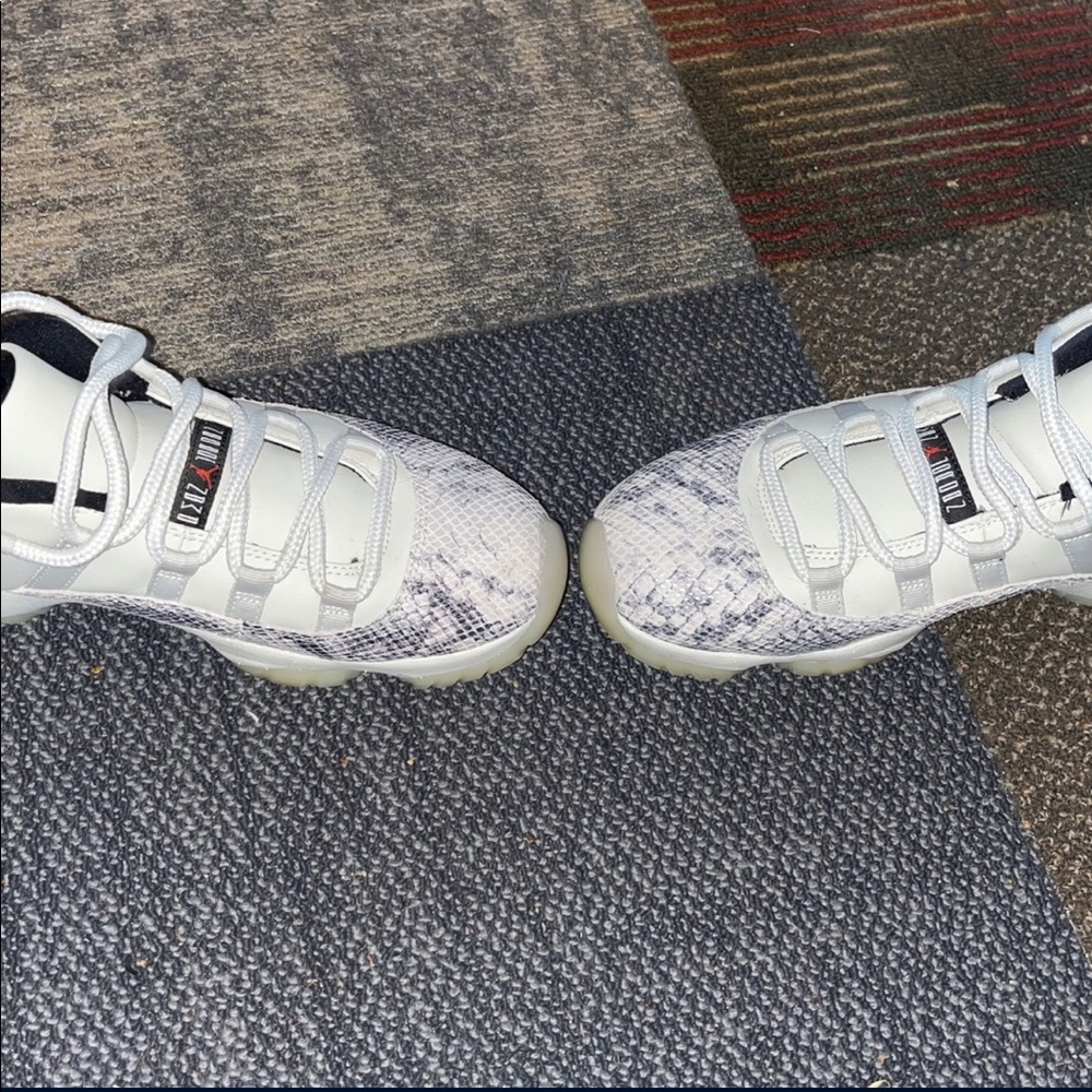 Slightly worn - Picture 2 of 2